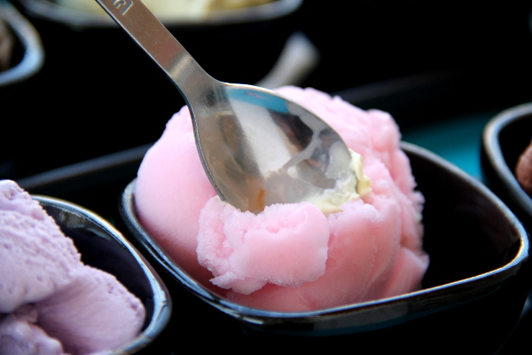 Yksi monista Ice love you -vegaanijäätelöpaikan makuvaihtoehdoista on litsi eli lychee. 