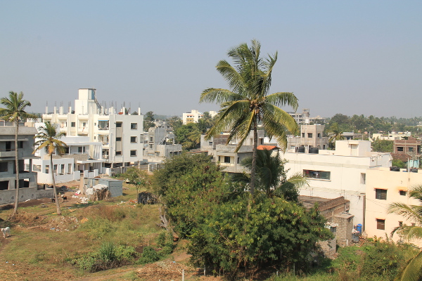 Maisema koulun katolta. Jos Intiassa joutuisi asumaan, olisi kattoterassi mieletön juttu. Ylhäältä päin kaikki näyttää siistimmältä kuin katutasolta katsoen. 