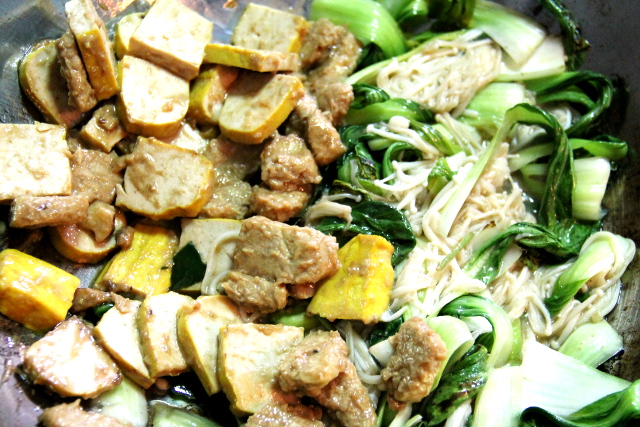 Paistettua keltakuorista tofua (en oikein tiedä miksi joskus ne ovat kurkumalla tai jollain värjättyjä päältä päin), tempeä, paksoita ja enokisieniä. 