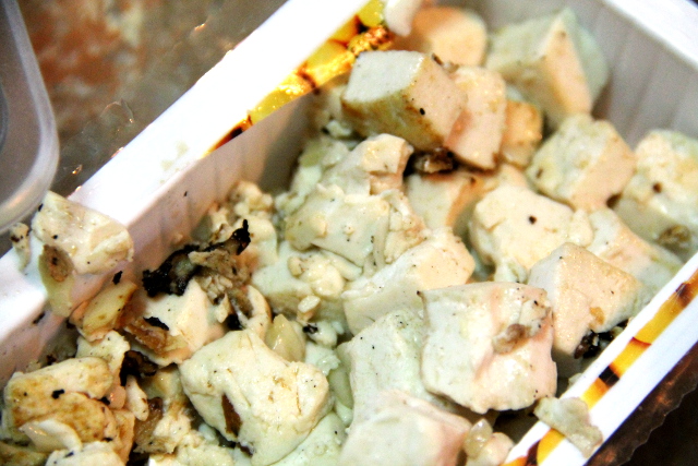 Kokeilin paistaa myös pehmeää tofua kuutioina, mutta vaatisi uppopaistomaista öljymäärää, jotta ne eivät tarttuisi pannuun ja rikkoutuisi. 