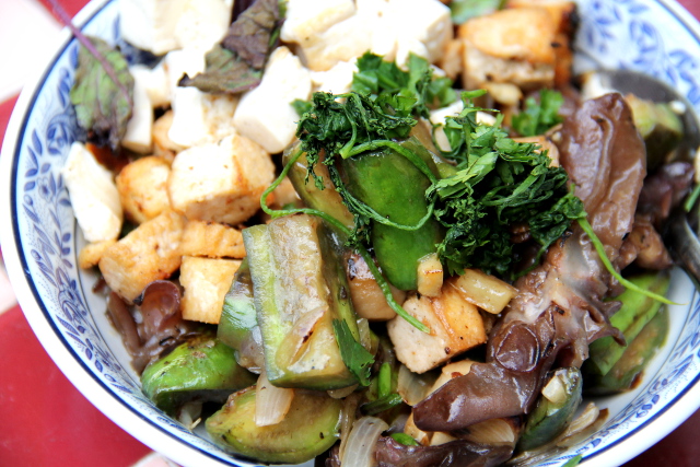 Paistos, jossa on sipulia, valkosipulia, munakoisoa (pieniä pitkiä ja käyriä vihreitä munakoisoja), pilvenkorvasientä ja tofua korianterin kanssa. Maustoin Healthy Boyn sieni-stir fry -kastikkeella. 