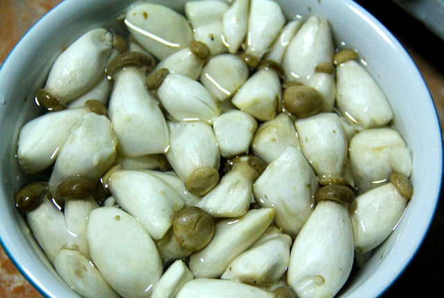 Ihania pieniä napakoita sieniä likoamassa. Yritän putsata niitä vedessä, jossa on ruokasoodaa ja limettiä. 