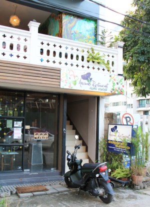 Ravintola sijaitsee kujalla toisessa kerroksessa. Talviaikaan tällaisissa avonaisissa ravintoloissa voi tulla illalla vilu. 