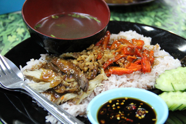 Riisiä ja feikkilihaa. Tällaisia on useampi annosvaihtoehto. 