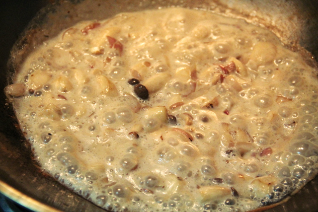 Sienet paistumassa kastikkeessa, jossa on sipulia, valkosipulia, suolaa, ruokaöljyä ja soijamaitoa. 