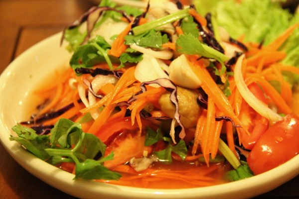 Sienisalaatti oli kovin vihanneksinen ja maustettu kuten raa´asta papaijasta tehtävä papaijasalaatti som tam. 