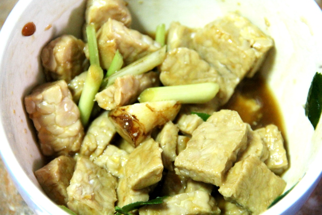 Tempet marinoitumassa sitruunaruohon, limenlehtien, galangan, soijakastikkeen ja öljyn kanssa, lorautin myös vettä jotta tempellä olisi matskua missä marinoitua. 