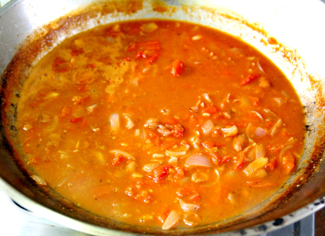 Soijapalojen oheen tein tomaattikeittoa aikalailla supermarketin valmisaineksista: papuja chilikastikkeessa, pastakastiketta ja lisäsin sipulia, valkosipulia ja vettä. 