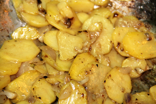 Valkosipuliperunoita eli valkosipulia, pottuja, suolaa ja öljyn lisäksi lorautin soijamaitoakin pehmittämään perunoita. 