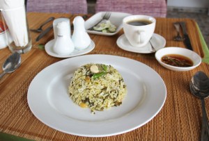 Aamiainen kuului 12.500 kyatin dormiyön hintaan.  Pyöristän tuhat kyatia yhdeksi euroksi vaikkei se ihan niin mene. 