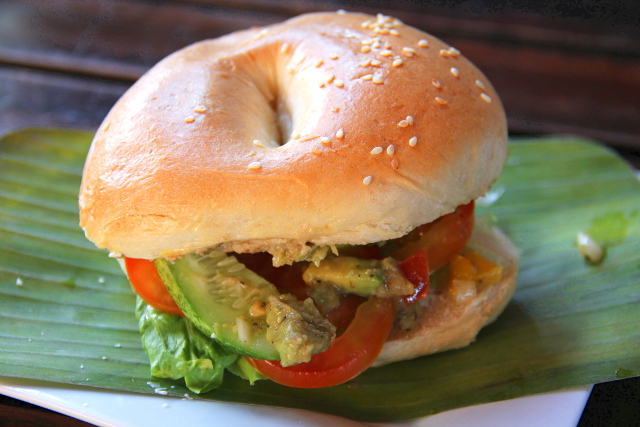 Avokadobagel. Listassa tämä on kana-avokadona, mutta pyysin kanan sijaan hummusta. Pitää muistaa pyytää ilman voita. Hyvää oli.