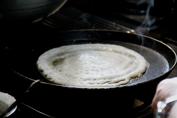 Dosa höyryää pannulla. 