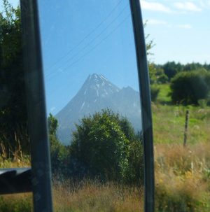 Taranaki auton taustapeilistä. 