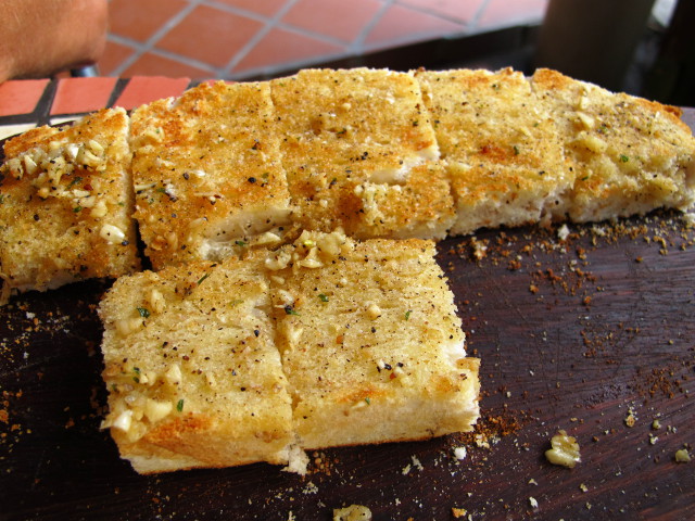 Famoson valkosipulileipä.