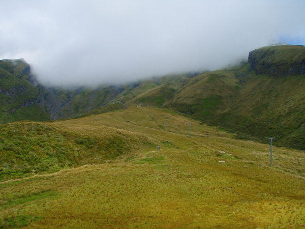 Hiihtohissit vuorella. 