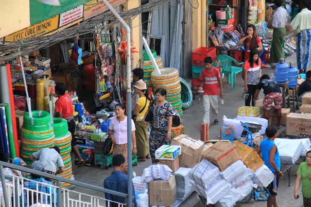 Kaduilla oli ehkä hieman enemmän Intiafiilistä ulkoisesti, mutta ihmiset olivat ehkä enemmän thaimaalaisen oloisia, mutta ehkä mutkattomampia. 