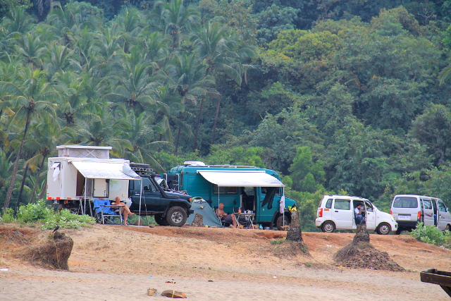 Erikoinen juttu oli, että Agondan rannan eteläpäässä oli parkkialue, johon myös karavaanarit voivat majoittua rannan ääreen. Nämä olivat todellisia maailmankiertäjiä, tulleet ajoneuvoillaan Euroopasta Intiaan. 