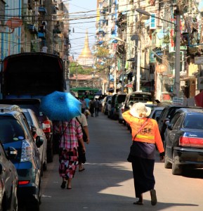 Yangonissa oli paahteista ja joka toinen nainen suojautui auringonvarjolla. 