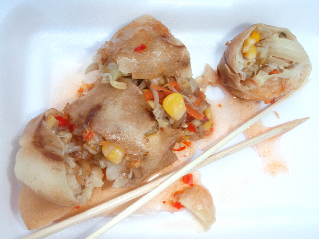 Kevätrullat Saireelta katukojusta ostettuna halvalla, ehkä 20 bahtilla.