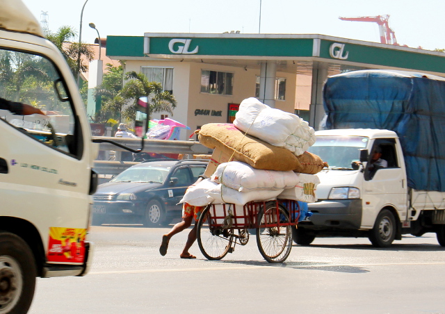 Jokea ehkä käytetään tosi paljon rahtaamiseen ja Yangonissa tosiaan näki miten ihmiset ja polkupyörät kantoivat kuormia kuten autotkin. 