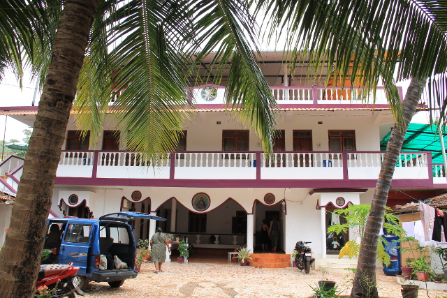 Yksi kylänraitin majapaikoista Fatima guest house, jonka yhteydessä on Sampoorna-joogakeskus, joka opettaa joogaopettajia. 