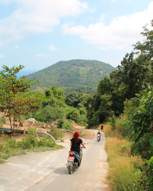 Mopoilijoita paluumatkalla. 