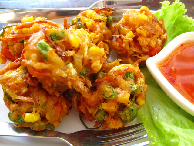 Näitä friteerattuja taikinavihanneksia kutsutaan jostain syystä nimellä No name. Niitä saa ainakin Koh Taolla useammasta paikasta ja samantapaisia varmasti kaikkialla Thaimaassa.