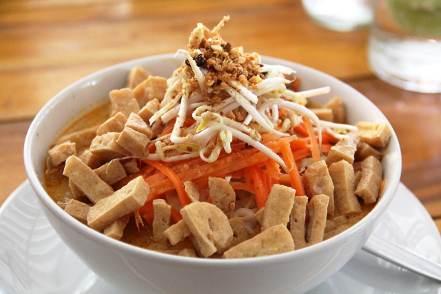 Ying & Yangissa on nuudelicurryannos, joka on niin messevä ja riisinuudelia on siihen suhteessa pohjalla niin vähän, että kyytipojaksi tarvitsee tilata riisiäkin.