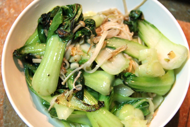 Yksinkertainen lemppariruokani: pannulle öljyä, valkosipulia ja suolaa, sitten heitän sekaan paksoita ja enoki-sieniä. Lorautan ehkä vielä vähän sienikastiketta ja siinä se on. 