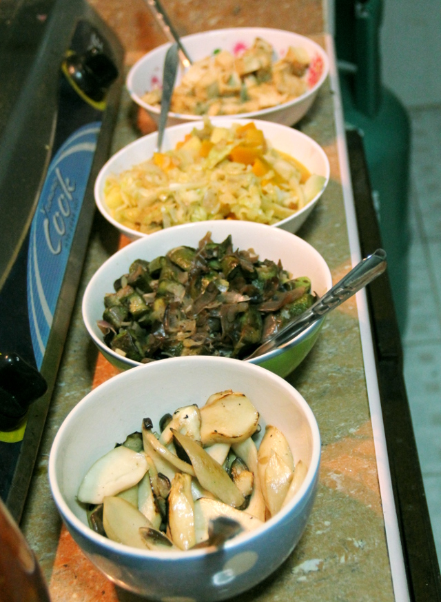 Paistettua ruokaa kipoissa. Edessä paistettuja sieniä, sitten on paistettua munakoisoa, sipulia ja pilvenkorvasientä, sitten on sekalainen sekoitus kaalia, kurpitsaa ynnä muuta ja viimeisenä tofua. 