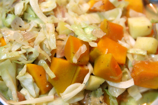 Sipulia, valkosipulia, kaalia, kurpitsaa, varmaan sientäkin, kookosmaitoa, punaista currytahnaa ja soijakastiketta. 