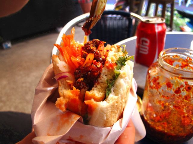 Tofupita, johon mieheni lisää juuri hirveän määrän chilikastiketta.