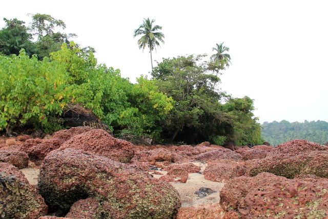 Rannan pohjoispäässä on punaisia kiviä. 