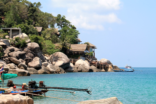 Rannan länsipäässä näytti olevan toinenkin ravintola ja majapaikka. 