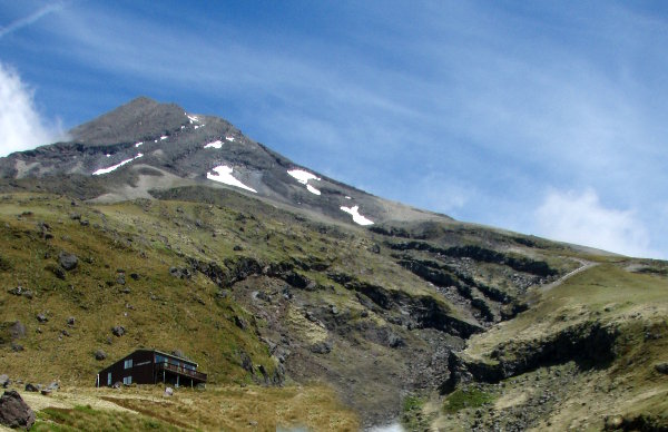 Taranakin huippu näkyvissä. 