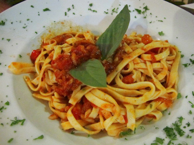 Tomaattipasta joka ei yltänyt Famoson pastojen tasolle.