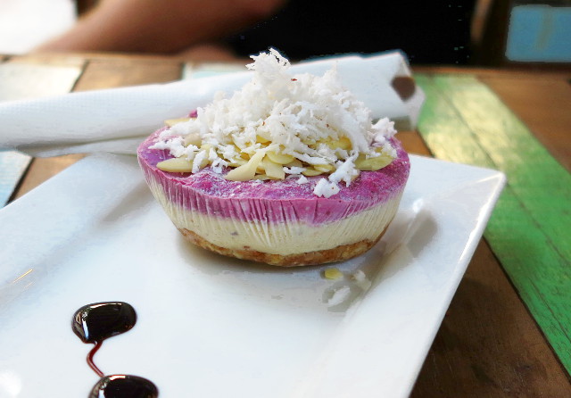 I Love Saladin "juusto" vadelmaraakakakku, jonka sain jäisenä. Toivottavasti nykyisin osaavat tarjoilla sen sulana, mutta en oikein halua maksaa 140 bahtia siitä uudestaan.