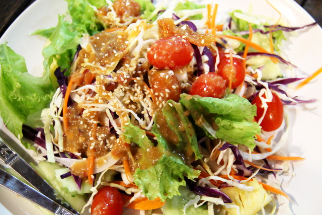 Vegetable salad hyvällä pähkinäisellä makealla kastikkeella.