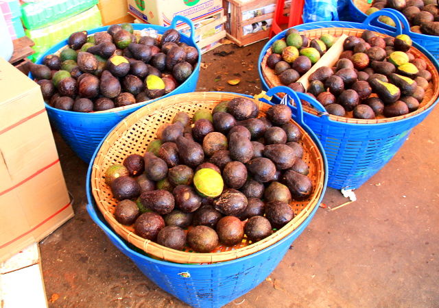 Avokadoja oli paljon myynnissä. Jännästi joukossa oli avokadoja joista oli otettu kuorta pois, sillä varmaan osoitettiin tämän erän olevan sopivan kypsää. Jännä kun yleensähän avokado tummuu hetkessä kun se on tuolla tavalla avattu. 