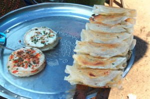 Valmiita dosia ja ilmeisesti vieressä on uttapamia, koska ne valmistetaan samasta happamasta taikinasta. 