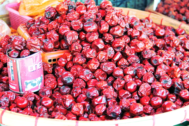 Nämä ovat kai sitten hapanluumuja. Ne eivät näytä hapatetuilta koska tuolleen kuivina ovat kasassa, joten ovatkohan sitten luonnostaan hapatetun makuisia (joka on siis ihan eri asia kuin vaikkapa happamat elikkä kirpeät marjat...)