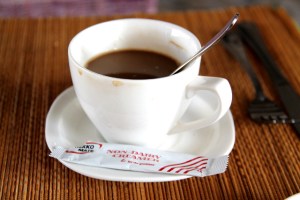 Kahvi ja maidotonta jauhetta. 