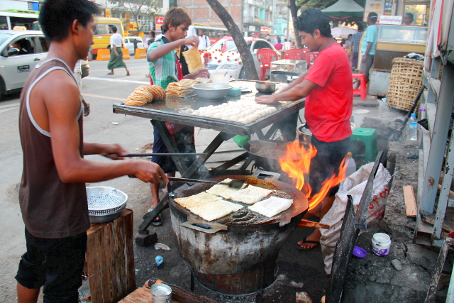 Katuruokakoju, jossa valmistettiin vissiin samasta taikinasta paranthoja ja linssikastikkeella täytettyjä lettuja. 