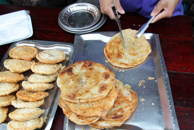 Vissiin ylijääneet paranthat myydään seuraavana aamuna koppuroina sokeriin pyöriteltyinä. Näin kävi minulle kun en kovuutta tajunnut. Pikkupojan oli vaikea saada saksilla leikattua. Myös tuoreet paranthat ja lätyt paloitellaan ja laitetaan muovipussiin. 