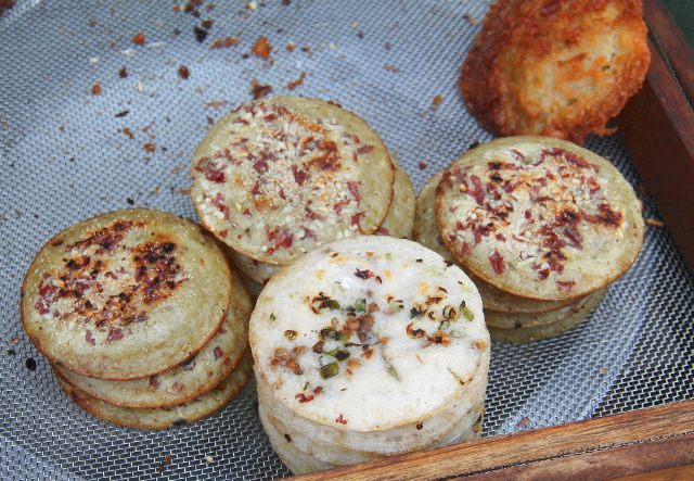 Tämmöisiäkin kuohkean rapsakan näköisiä lättylöitä näkyi myynnissä. Ne näyttivät ehkä vähän uttapam-tyyppisiltä kun niissä oli päällä tuommoista täytettä. Mutta muuten näyttivät vähän eri muotoisilta. 