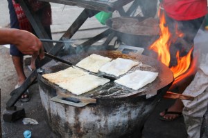 Pannulla ohuita lättyjä, joiden sisällä on linssisoossia. 