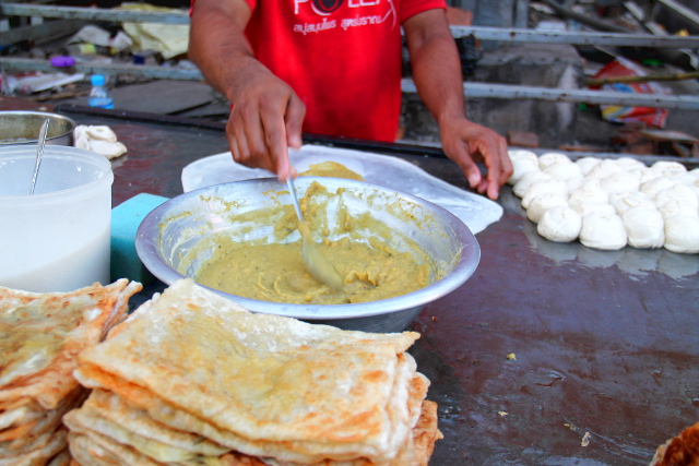 Letun täyttöä. Edessä valmiiksi paistettuja herkkuja. 