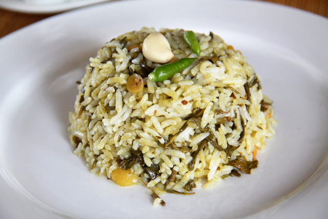 Paistettu riisi säilötyillä teelehdillä ja paahdetulla valkosipulilla majapaikkani aamiaisella. 