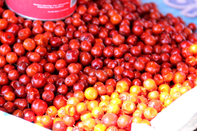 Nämä marjat/minihedelmät mitkä lie olivat puolukoita isompia ja kirpakoilta näyttivät. 