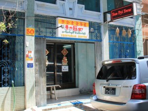 Yangonin vegaanisin ravintola. 